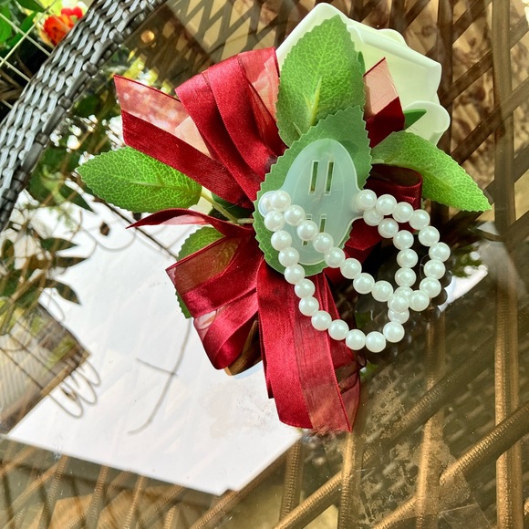 2 rose wrist corsage - Picture 4 of 4